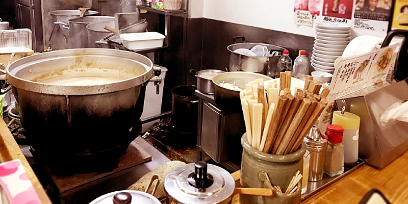 ラーメン屋の厨房のイメージ